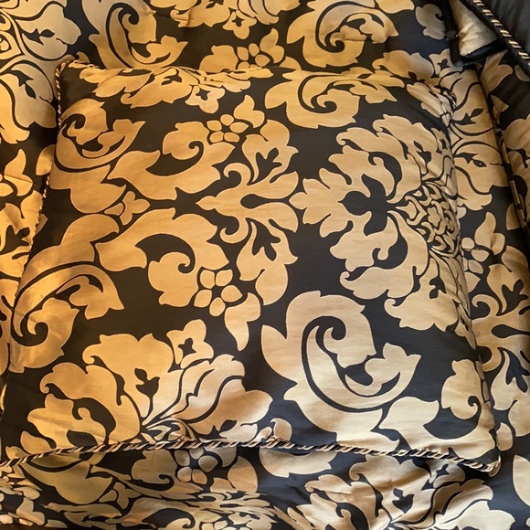 Michael Amini King Size Bedding - Picture 8 of 9